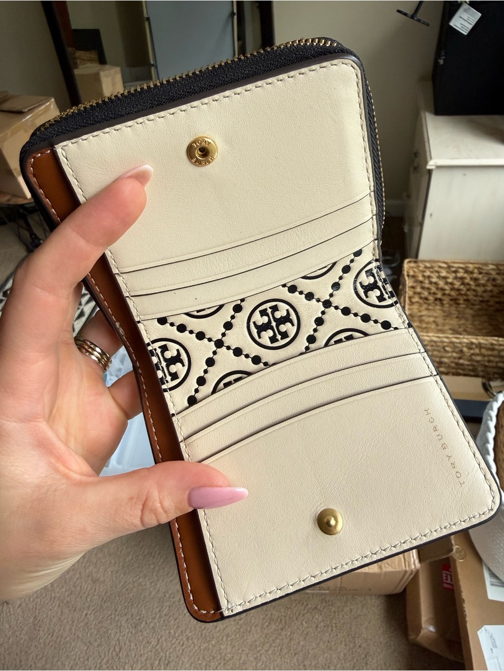 Tory Burch Black and Cream Logo Zip Wallet - Picture 3 of 8